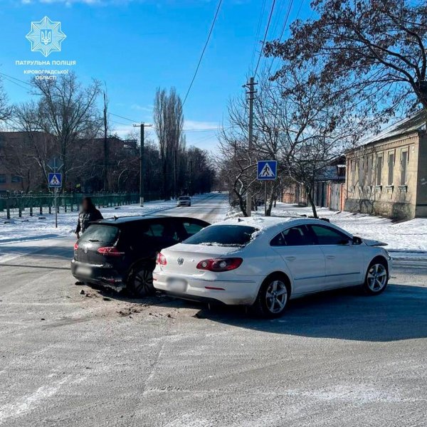 На перехресті у Кропивницькому сталася ДТП за участі двох машин Volkswagen