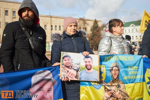 Акція на підтримку полонених і зниклих безвісти захисників відбулась у Кропивницькому (ФОТО)