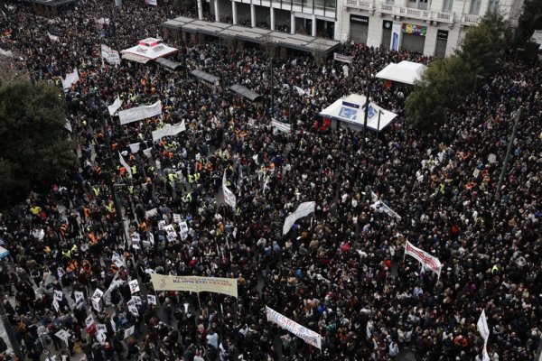 У Греції триває національний страйк, на вулиці вийшли сотні тисяч людей
                                