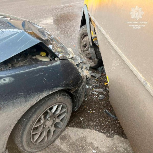 Маршрутка та Mazda зіткнулися у Кропивницькому