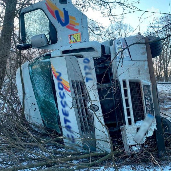 Поблизу Суботців перекинулася вантажівка (ФОТО)