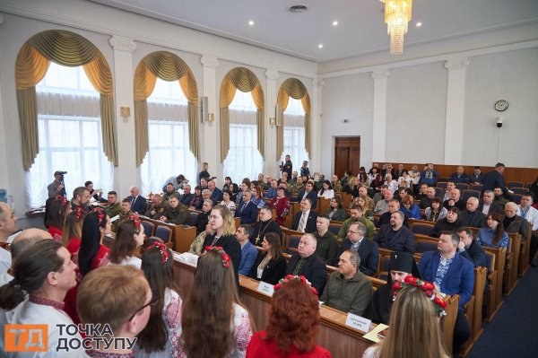 Молитовне зібрання та звернення про підтримку Президента: відбулася позачергова сесія Кіровоградської облради (ФОТО)