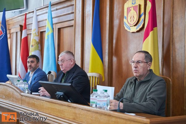 Молитовне зібрання та звернення про підтримку Президента: відбулася позачергова сесія Кіровоградської облради (ФОТО)