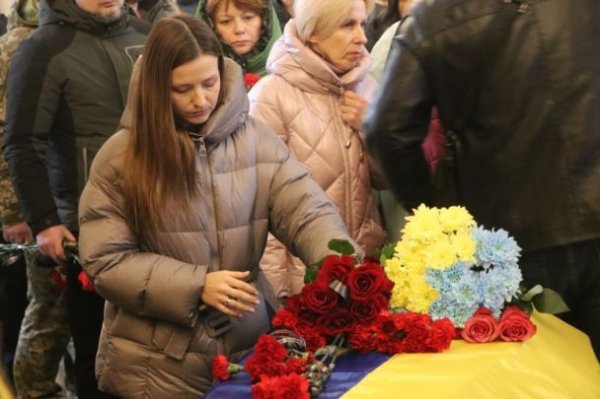 
У Полтаві попрощалися з військовим та його дружиною, яких вбила російська ракета
