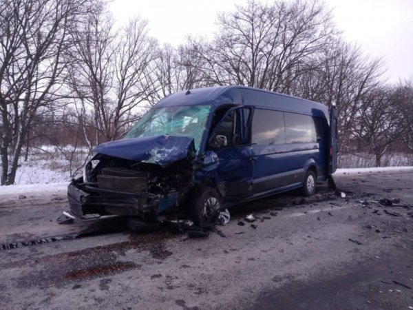 Одна людина загинула, двоє отримали травми: у Кропивницькому районі зіткнулися легковик та мікроавтобус