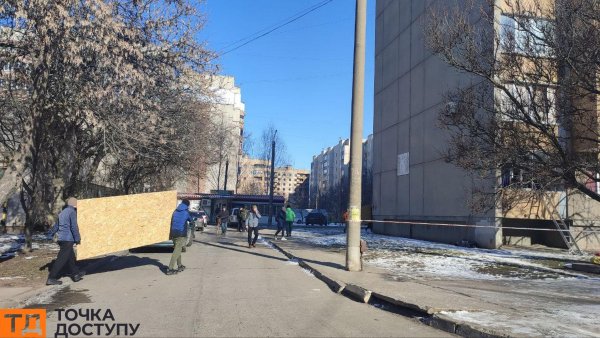 Вибита сотня вікон, пошкоджені дві квартири: міський голова Долинської розповів про наслідки влучання дрона в багатоповерхівку