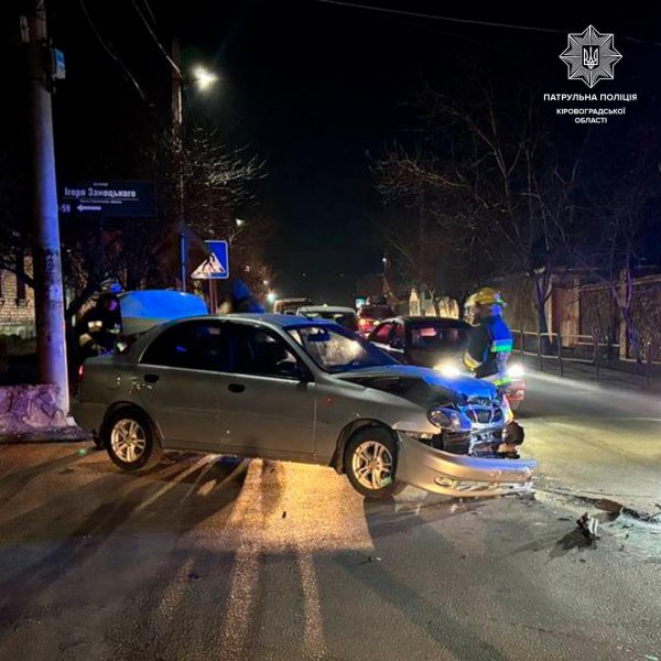 Водій Mazda в’їхав у паркан: на перехресті у Кропивницькому сталася ДТП