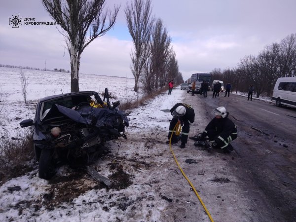 Одна людина загинула, двоє отримали травми: у Кропивницькому районі зіткнулися легковик та мікроавтобус