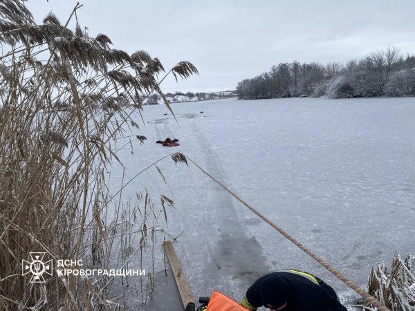 Двоє рибалок провалились під лід в селі на Кіровоградщині. Їх врятували надзвичайники