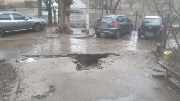 У Кропивницькому автівка провалилася в яму біля під’їзду (ФОТО)