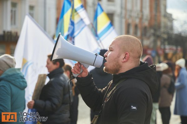 Акція на підтримку полонених і зниклих безвісти захисників відбулась у Кропивницькому (ФОТО)