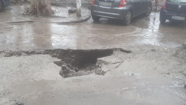 У Кропивницькому автівка провалилася в яму біля під’їзду (ФОТО)