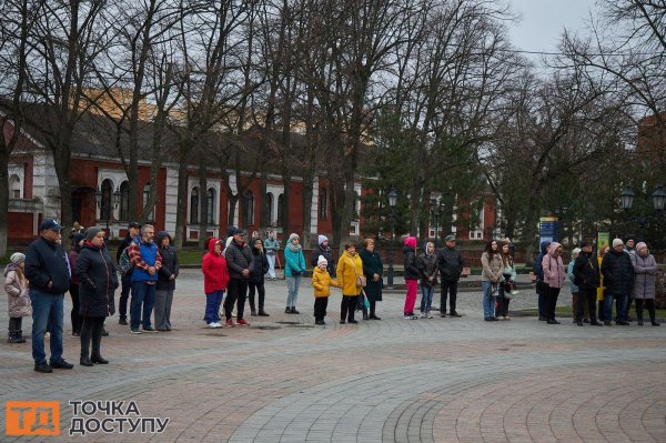 Третя річниця трагедії в Маріуполі: пам'ять загиблих у драмтеатрі вшанували у Кропивницькому