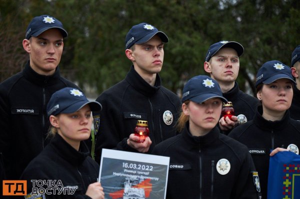 Третя річниця трагедії в Маріуполі: пам'ять загиблих у драмтеатрі вшанували у Кропивницькому