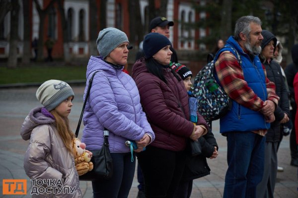 Третя річниця трагедії в Маріуполі: пам'ять загиблих у драмтеатрі вшанували у Кропивницькому