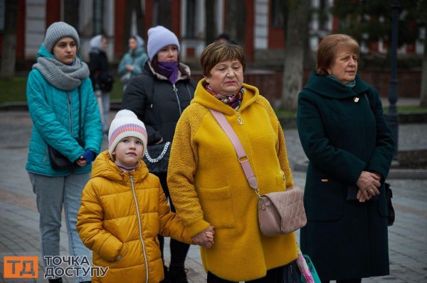 Третя річниця трагедії в Маріуполі: пам'ять загиблих у драмтеатрі вшанували у Кропивницькому