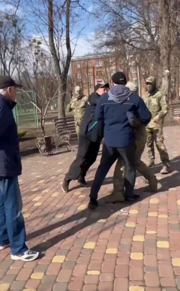 
У Харкові працівники ТЦК у балаклавах побилися з цивільними: в хід пішли кастет і пістолет (відео)
