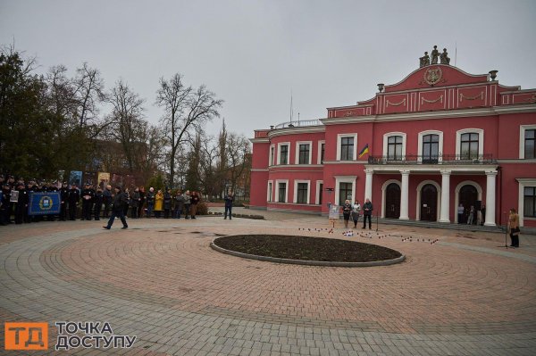 Третя річниця трагедії в Маріуполі: пам'ять загиблих у драмтеатрі вшанували у Кропивницькому