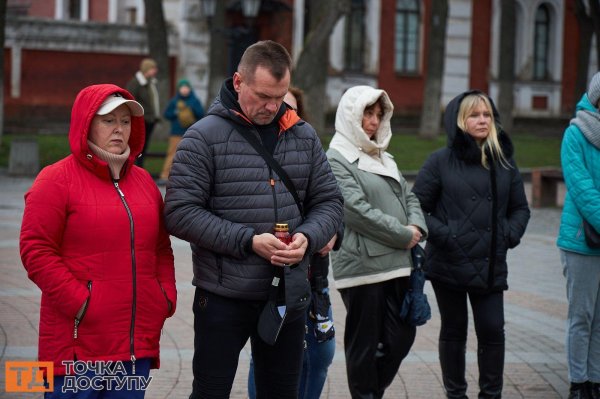 Третя річниця трагедії в Маріуполі: пам'ять загиблих у драмтеатрі вшанували у Кропивницькому