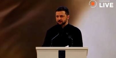 
Зеленський пожартував про костюм під час вручення Шевченківської премії
