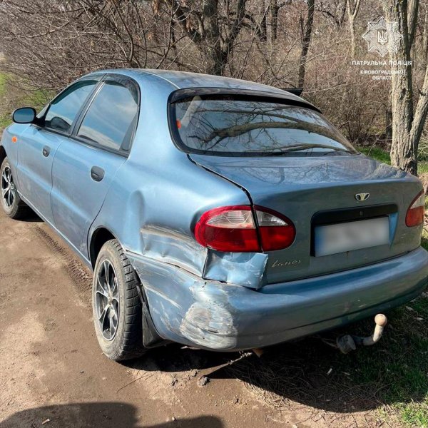 Водій Renault в’їхав у припарковану автівку в Кропивницькому (ФОТО)