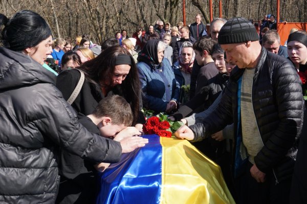 Зі старшим матросом, який загинув на війні, попрощались на Кіровоградщині