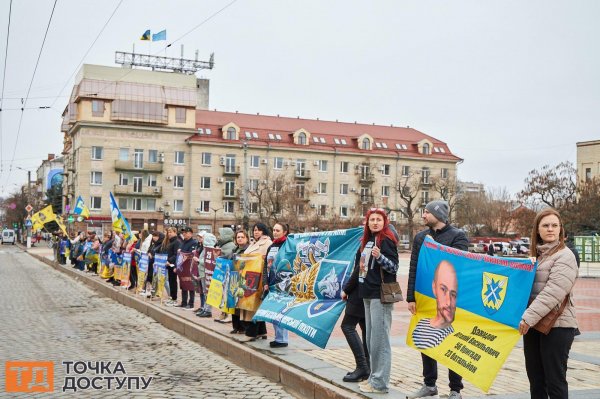 Рідні чекають полонених і безвісти зниклих військових. У Кропивницькому відбулася акція "Не мовчи! Полон вбиває!"