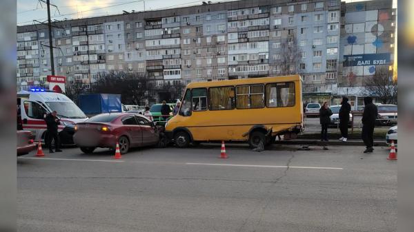 Маршрутка та легковик зіткнулися на вулиці Незалежності у Кропивницькому. Травми отримала 11-річна дитина