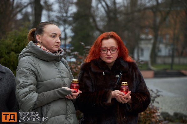 Третя річниця трагедії в Маріуполі: пам'ять загиблих у драмтеатрі вшанували у Кропивницькому