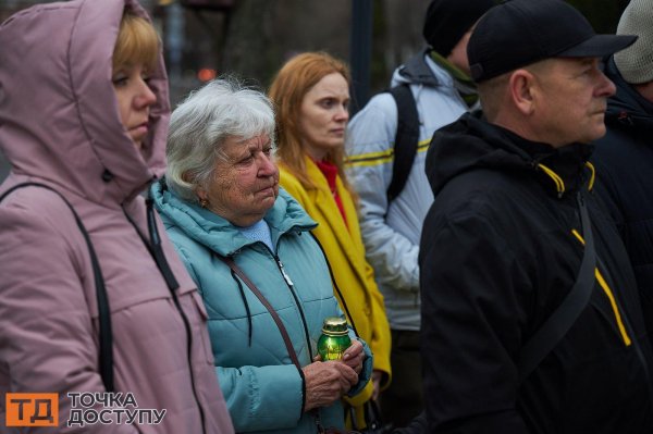 Третя річниця трагедії в Маріуполі: пам'ять загиблих у драмтеатрі вшанували у Кропивницькому