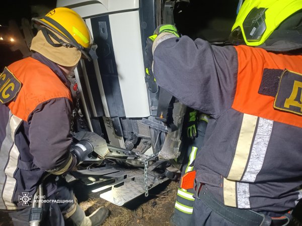 Рятувальники вивільнили водія вантажівки DAF, який потрапив в ДТП в Олександрії