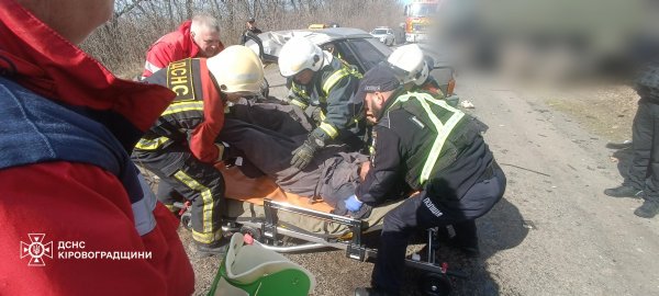 Сталася аварія за участі вантажівки й легковика на Кіровоградщині. Травми отримав один із водіїв