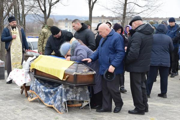 Майже два роки вважали зниклим безвісти. У Петровому попрощалися з військовим