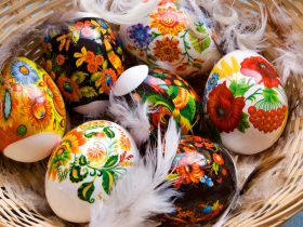 Чому ми фарбуємо яйця на Великдень? Історія, символіка, натуральні барвники та техніки розпису. Секрети традиції – у великій статті.