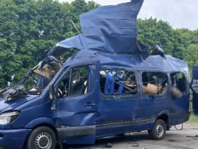 На Сумщині дрон РФ атакував евакуаційний автобус: 9 загиблих, більшість — жінки літнього віку. Поліція назвала це свідомим воєнним злочином.