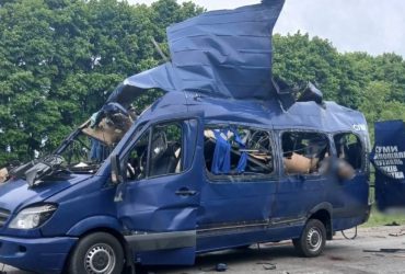 На Сумщині дрон РФ атакував евакуаційний автобус: 9 загиблих, більшість — жінки літнього віку. Поліція назвала це свідомим воєнним злочином.