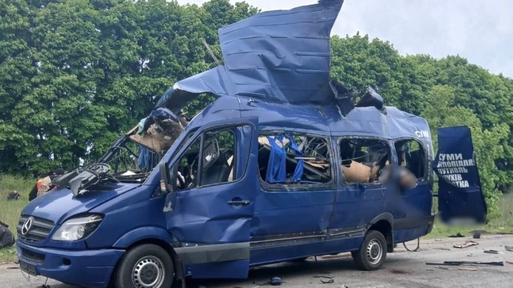 На Сумщині дрон РФ атакував евакуаційний автобус: 9 загиблих, більшість — жінки літнього віку. Поліція назвала це свідомим воєнним злочином.
