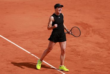 Еліна Світоліна в двох сетах обіграла Анну Бондар і вийшла до 1/16 фіналу Відкритого чемпіонату Франції 2025 року, завершивши матч за майже дві години.