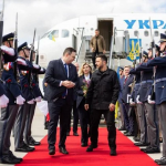 Президент Зеленський прибув до Чехії для офіційного візиту. Заплановані переговори з владою, оборонними компаніями та участь першої леді у конференції.