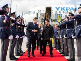 Президент Зеленський прибув до Чехії для офіційного візиту. Заплановані переговори з владою, оборонними компаніями та участь першої леді у конференції.