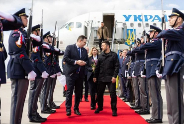 Президент Зеленський прибув до Чехії для офіційного візиту. Заплановані переговори з владою, оборонними компаніями та участь першої леді у конференції.