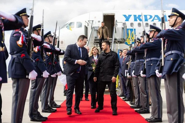 Президент Зеленський прибув до Чехії для офіційного візиту. Заплановані переговори з владою, оборонними компаніями та участь першої леді у конференції.