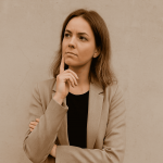 Як змінити кар’єру після 30? Чи варто кидати стабільну роботу? Дізнайтеся, як почати все з початку та подолати страх змін.