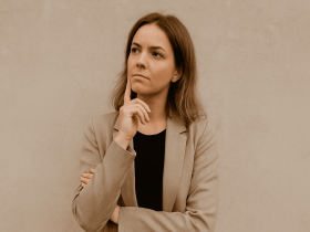 Як змінити кар’єру після 30? Чи варто кидати стабільну роботу? Дізнайтеся, як почати все з початку та подолати страх змін.