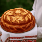 До чого сниться коровай і що означає, коли уві сні його вручають? Детальний аналіз сну з психологічного, традиційного та символічного погляду.