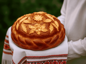 До чого сниться коровай і що означає, коли уві сні його вручають? Детальний аналіз сну з психологічного, традиційного та символічного погляду.