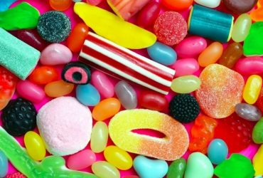 Чому постійно хочеться солодкого? Причини потягу до цукру: залежність, нестача вітамінів чи психологічні чинники. Дізнайтеся, як впоратись із цим.