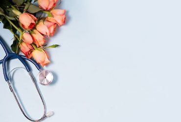 День медичного працівника 27 липня — професійне свято лікарів та медиків. Як святкують в Україні та світі, ідеї привітань, вірші, проза та традиції.