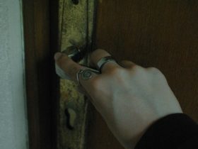 Що означає сон про закриті двері та неможливість вийти? Детальний розбір тлумачень сну, психологічних і духовних аспектів.