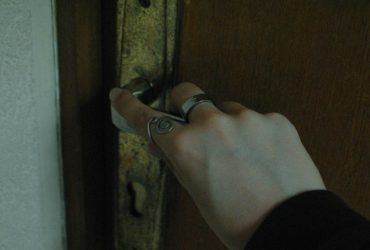 Що означає сон про закриті двері та неможливість вийти? Детальний розбір тлумачень сну, психологічних і духовних аспектів.
